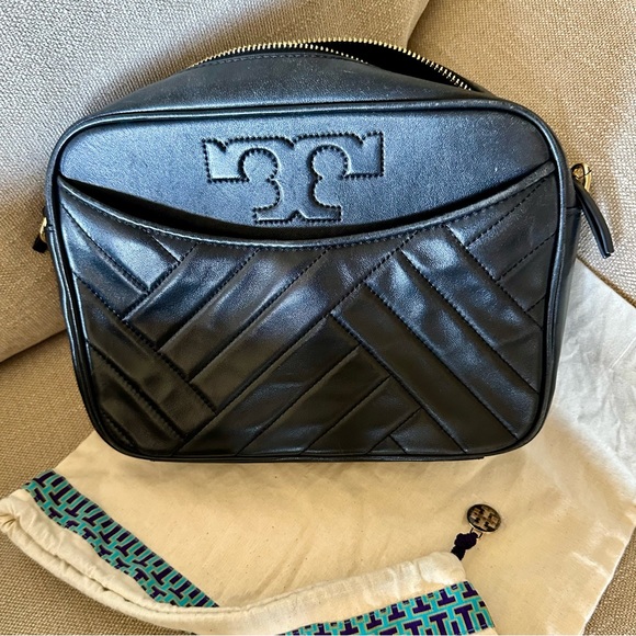 Tory Burch Handbags - Tory Burch Crossbody Camera Bag